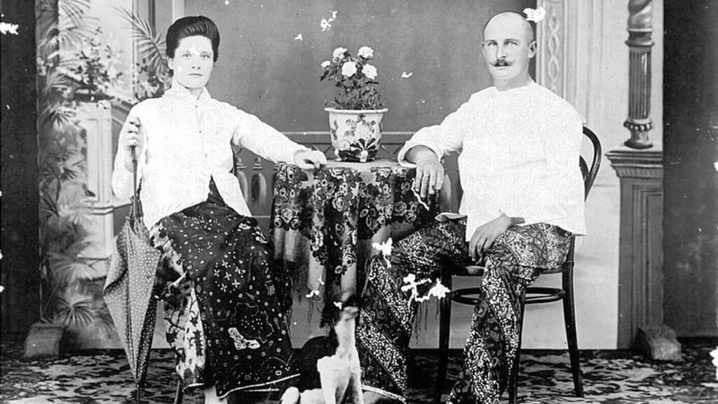 The blend of Javanese and Dutch culture gave birth to Indis Culture, one of which was characterized by the habit of European women wearing kebaya clothes. Wikimedia Commons.jpg
