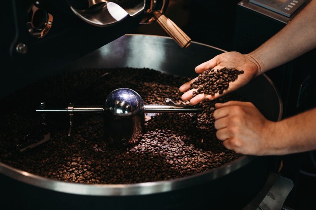 Ilustrasi proses roasting biji kopi - Sangrai Kopi. SHUTTERSTOCK ARTEM VARNITSIN