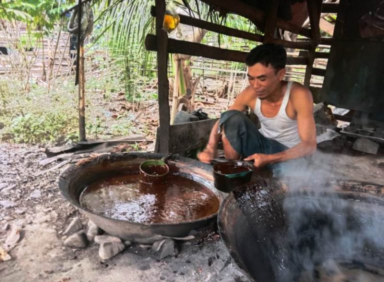 Silahudin, salah seorang dari ratusan petani aren, tampak sedang mengolah gula aren di Desa Buah Pala Kecamatan Lawe Sumur Kabupaten Aceh Tenggara. Waspadaaceh.com_sopian